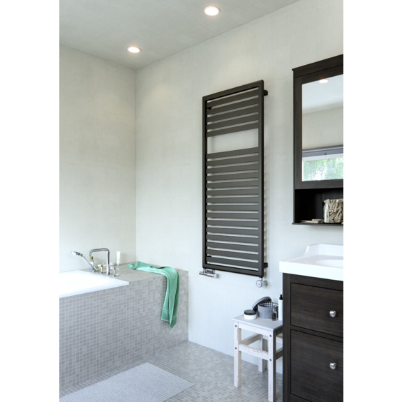 TERMA Lukka koupelnový radiátor barva Soft 9005 v interiéru