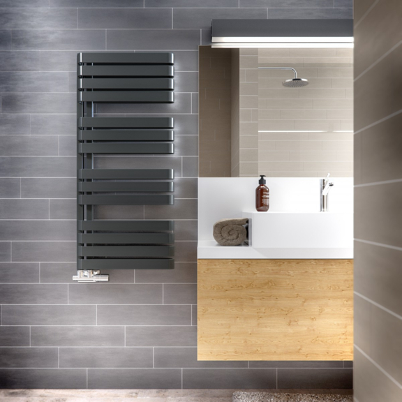 TERMA Warp S designový radiátor 1110x500 barva Metallic Black - v interiéru